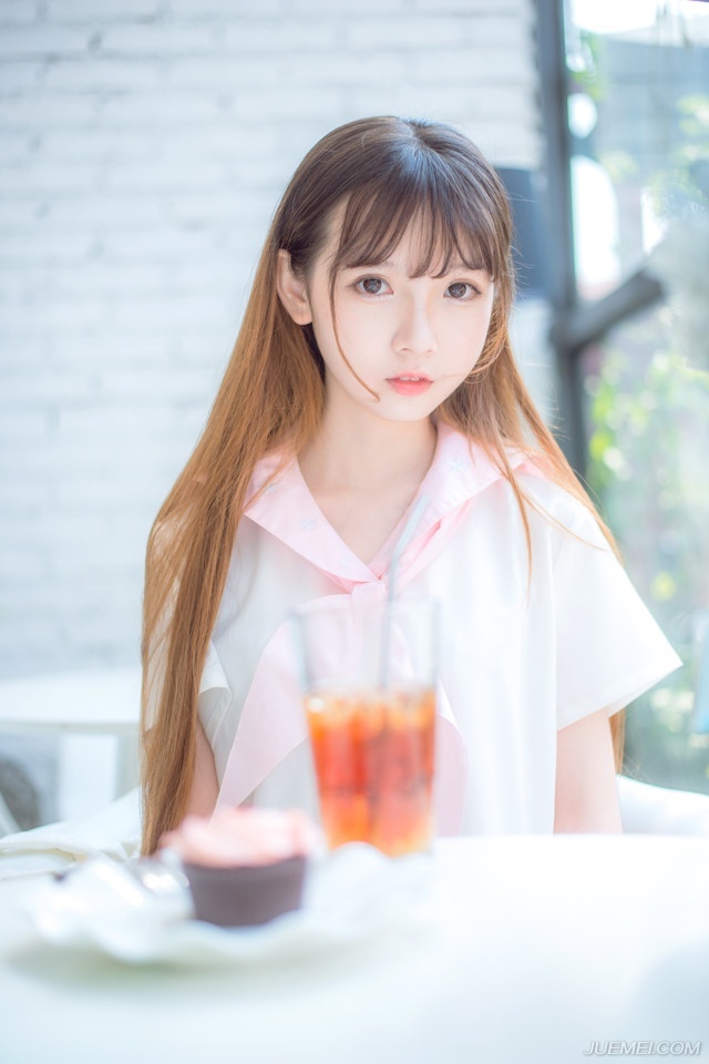 战士的意志要象礁石一样坚定，战士的性格要象和风一样温柔。